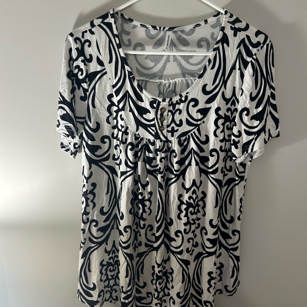 Popana Black and White Ruched Short Sleeve Blouse